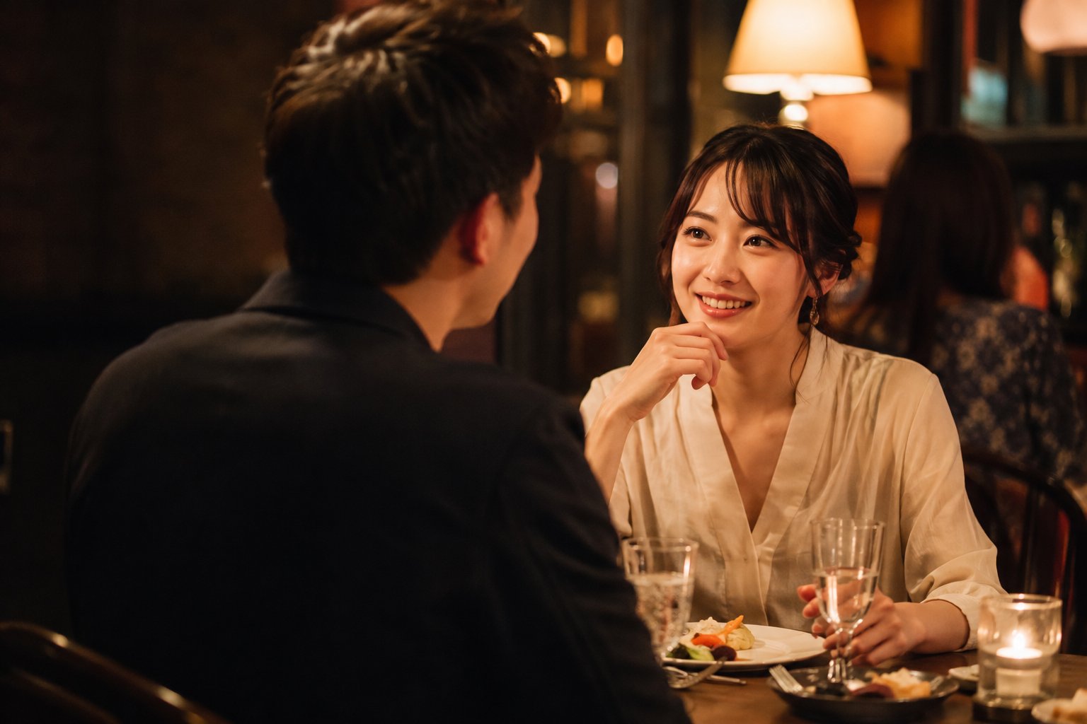 ビストロで笑顔で会話する二人